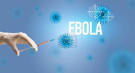 Téléchargez les photos : Vue rapprochée des médecins dans une seringue à gants blancs avec inscription EBOLA, concept d'antidote au coronavirus - en image libre de droit