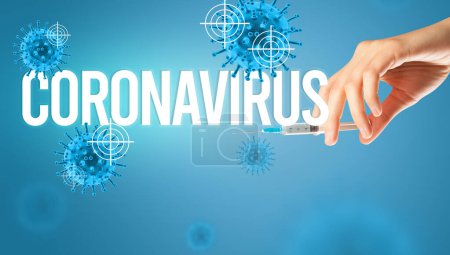 Téléchargez les photos : Vue rapprochée des médecins dans une seringue à gants blancs avec inscription CORONAVIRUS, concept d'antidote contre le coronavirus - en image libre de droit