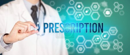 Téléchargez les photos : Gros plan d'un médecin vous donnant une pilule avec inscription PRESCRIPTION, concept médical - en image libre de droit