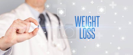 Téléchargez les photos : Gros plan d'un médecin qui donne une pilule avec inscription de perte de poids, concept médical - en image libre de droit