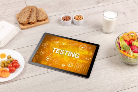 Foto de Composición de Tablet PC saludable con inscripción TESTING, concepto de refuerzo del sistema inmunológico - Imagen libre de derechos