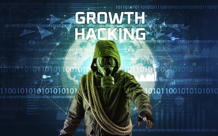 Téléchargez les photos : Hacker sans visage au travail avec CROISSANCE HACKING inscription, Concept de sécurité informatique - en image libre de droit
