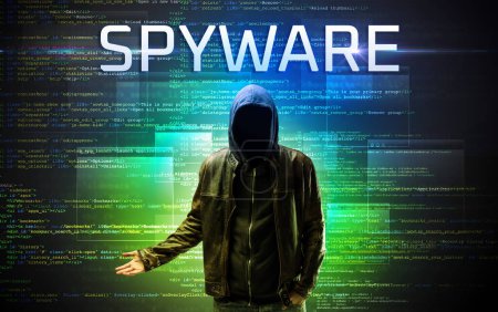 Téléchargez les photos : Hacker sans visage avec inscription SPYWARE sur un fond de code binaire - en image libre de droit