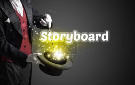 Foto de Mago está mostrando truco de magia con la inscripción Storyboard, concepto educativo - Imagen libre de derechos