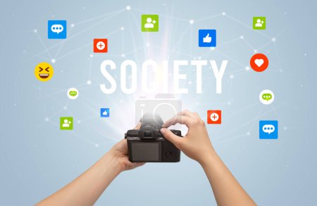 Foto de Uso de la cámara para capturar contenido de redes sociales con inscripción SOCIETY, concepto de contenido de redes sociales - Imagen libre de derechos