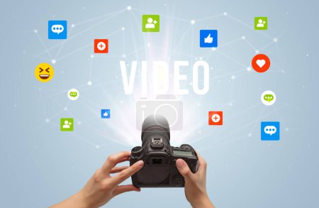 Foto de Uso de cámara para capturar contenido de redes sociales con inscripción VIDEO, concepto de contenido de redes sociales - Imagen libre de derechos