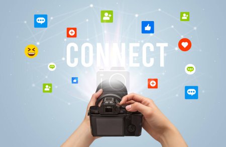 Téléchargez les photos : Utiliser la caméra pour capturer le contenu des médias sociaux avec l'inscription CONNECT, concept de contenu des médias sociaux - en image libre de droit