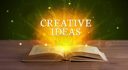 Téléchargez les photos : L'inscription CREATIVE IDEAS issue d'un livre ouvert, concept éducatif - en image libre de droit