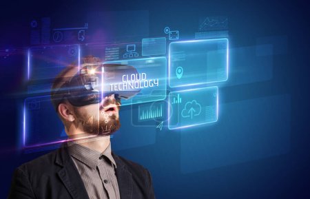 Foto de Hombre de negocios mirando a través de gafas de realidad virtual con inscripción CLOUD TECHNOLOGY, concepto de nueva tecnología - Imagen libre de derechos