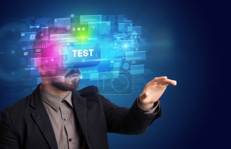 Foto de Hombre de negocios mirando a través de gafas de realidad virtual con inscripción TEST, innovador concepto de seguridad - Imagen libre de derechos