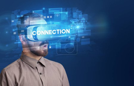 Téléchargez les photos : Homme d'affaires regardant à travers des lunettes de réalité virtuelle avec inscription CONNECTION, concept de sécurité innovant - en image libre de droit
