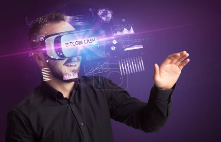 Téléchargez les photos : Homme d'affaires regardant à travers des lunettes de réalité virtuelle avec inscription BITCOIN CASH, nouveau concept d'entreprise - en image libre de droit