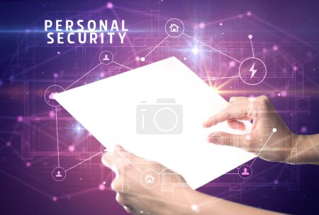 Foto de Soporte de tableta futurista con inscripción de SEGURIDAD PERSONAL, concepto de seguridad cibernética - Imagen libre de derechos