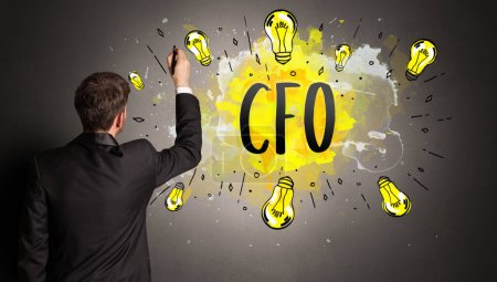 Foto de Hombre de negocios dibujo bombilla de colores con abreviatura CFO, concepto de nueva idea de tecnología - Imagen libre de derechos