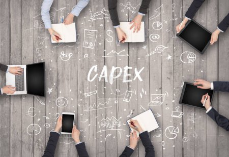 Téléchargez les photos : Groupe d'hommes d'affaires travaillant au bureau avec inscription CAPEX, concept de coworking - en image libre de droit