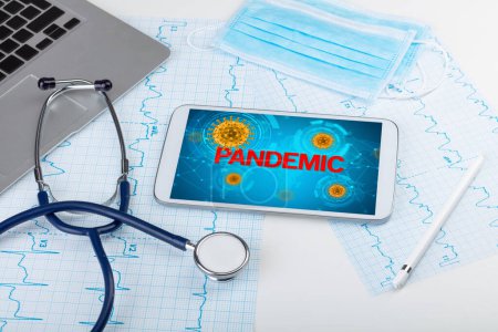 Foto de Vista de cerca de una tableta PC con inscripción PANDEMIC, concepto de microbiología - Imagen libre de derechos