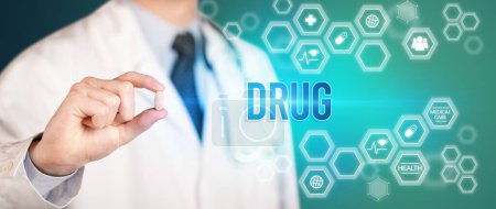Téléchargez les photos : Gros plan d'un médecin vous donnant une pilule avec inscription DRUG, concept médical - en image libre de droit