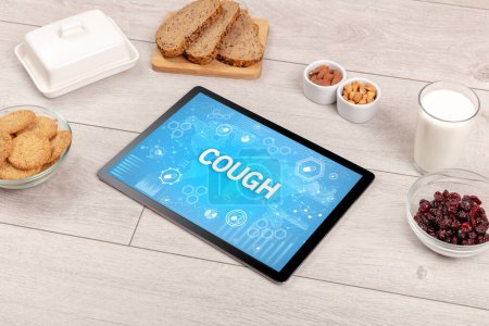 Foto de Composición de Tablet PC saludable con inscripción COUGH, concepto de impulso del sistema inmunológico - Imagen libre de derechos