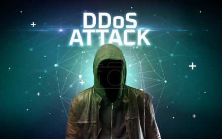 Téléchargez les photos : Mystérieux hacker avec inscription DDoS ATTACK, inscription de concept d'attaque en ligne, concept de sécurité en ligne - en image libre de droit