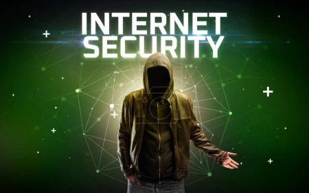 Téléchargez les photos : Mystérieux hacker avec inscription INTERNET SECURITY, inscription de concept d'attaque en ligne, concept de sécurité en ligne - en image libre de droit
