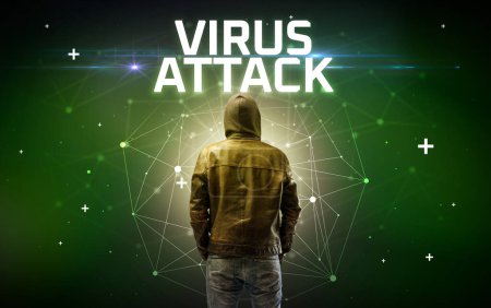 Foto de Misterioso hacker con inscripción VIRUS ATTACK, inscripción concepto de ataque en línea, concepto de seguridad en línea - Imagen libre de derechos