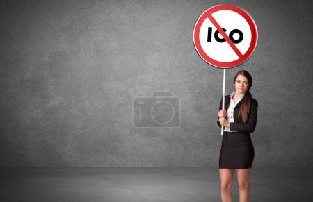 Téléchargez les photos : Jeune homme d'affaires holdig panneau de signalisation avec abréviation ICO, concept de solution technologique - en image libre de droit