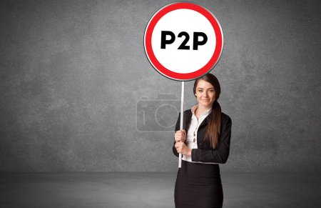 Téléchargez les photos : Jeune homme d'affaires holdig panneau de signalisation avec abréviation P2P, concept de solution technologique - en image libre de droit