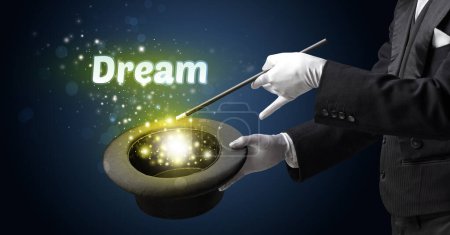 Téléchargez les photos : Magicien montre tour de magie avec inscription Dream, concept éducatif - en image libre de droit