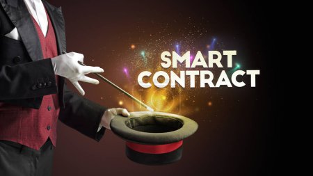 Téléchargez les photos : Illusionniste montre tour de magie avec l'inscription SMART CONTRACT, nouveau concept de modèle d'affaires - en image libre de droit