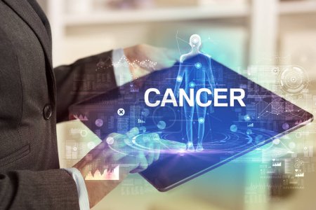 Téléchargez les photos : Dossier médical électronique avec inscription CANCER, concept de technologie médicale - en image libre de droit