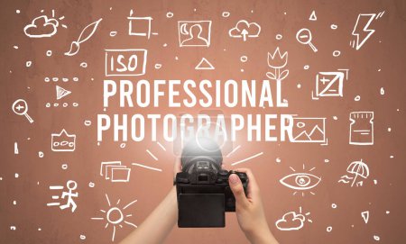 Téléchargez les photos : Photographie manuelle avec appareil photo numérique et PHOTOGRAPHIER PROFESSIONNEL inscription, concept de réglages de l'appareil photo - en image libre de droit