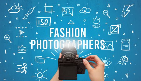 Téléchargez les photos : Prise de vue manuelle avec appareil photo numérique et inscription FASHION PHOTOGRAPHERS, concept de réglages de l'appareil photo - en image libre de droit
