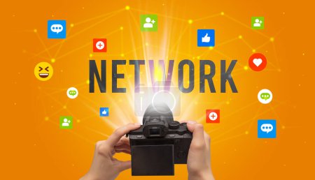 Téléchargez les photos : Utilisation de la caméra pour capturer le contenu des médias sociaux avec l'inscription NETWORK, concept de contenu des médias sociaux - en image libre de droit