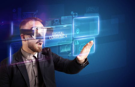 Téléchargez les photos : Homme d'affaires regardant à travers des lunettes de réalité virtuelle avec inscription MONNAIE NUMÉRIQUE, concept de nouvelle technologie - en image libre de droit