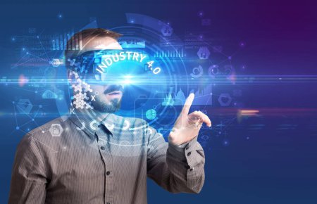 Foto de Hombre de negocios mirando a través de gafas de realidad virtual con inscripción INDUSTRY 4.0, concepto de tecnología innovadora - Imagen libre de derechos