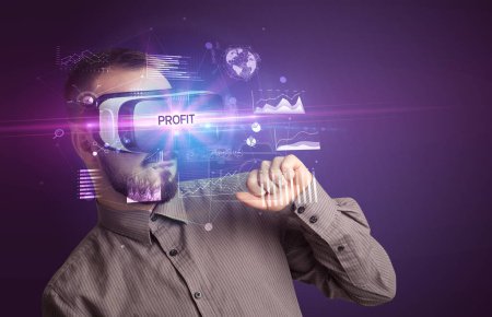 Foto de Hombre de negocios mirando a través de gafas de realidad virtual con inscripción PROFIT, nuevo concepto de negocio - Imagen libre de derechos