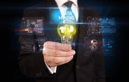 Foto de Empresario sosteniendo bombilla con inscripción de minería de datos, concepto de idea de seguridad en línea - Imagen libre de derechos