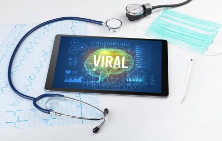 Foto de Tablet PC y herramientas médicas con inscripción VIRAL, concepto de distanciamiento social - Imagen libre de derechos