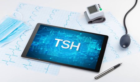 Nahaufnahme eines Tablet-PCs mit TSH-Abkürzung, medizinisches Konzept