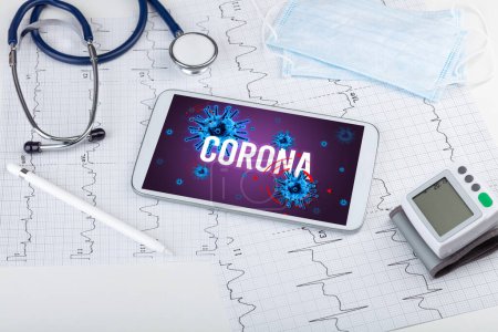 Foto de Tablet PC y herramientas médicas en superficie blanca con inscripción CORONA, concepto pandémico - Imagen libre de derechos