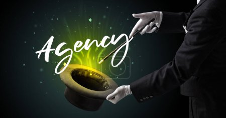 Foto de Mago está mostrando truco de magia con la inscripción de la Agencia, concepto de viaje - Imagen libre de derechos