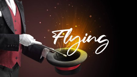 Téléchargez les photos : Magicien montre tour de magie avec inscription volante, concept de voyage - en image libre de droit