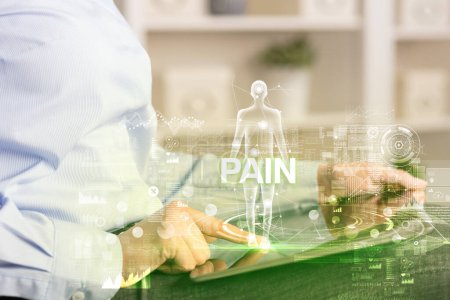 Téléchargez les photos : Dossier médical électronique avec inscription PAIN, concept de technologie médicale - en image libre de droit