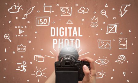 Foto de Toma de fotos a mano con cámara digital e inscripción DIGITAL PHOTO, concepto de ajustes de cámara - Imagen libre de derechos