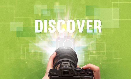 Foto de Primer plano de una cámara digital de mano con inscripción DISCOVER, concepto de viaje - Imagen libre de derechos