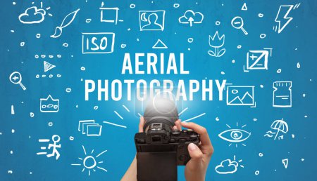 Téléchargez les photos : Prise de vue manuelle avec appareil photo numérique et inscription PHOTOGRAPHIE AÉRIENNE, concept de réglages de l'appareil photo - en image libre de droit