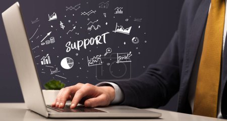 Téléchargez les photos : Homme d'affaires travaillant sur ordinateur portable avec inscription SUPPORT, concept d'entreprise moderne - en image libre de droit