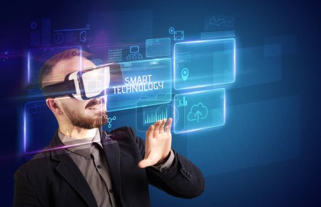 Homme d'affaires regardant à travers des lunettes de réalité virtuelle avec inscription SMART TECHNOLOGY, nouveau concept technologique
