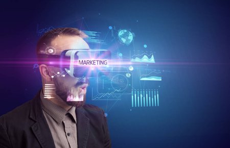 Foto de Hombre de negocios mirando a través de gafas de realidad virtual con inscripción MARKETING, nuevo concepto de negocio - Imagen libre de derechos