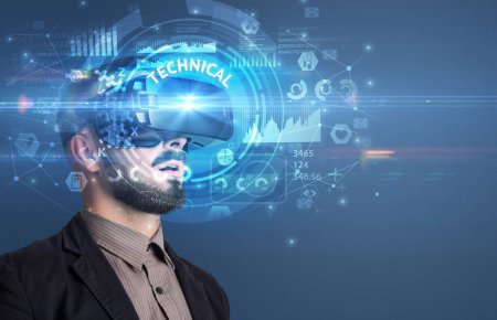 Téléchargez les photos : Homme d'affaires regardant à travers des lunettes de réalité virtuelle avec inscription TECHNIQUE, concept technologique innovant - en image libre de droit